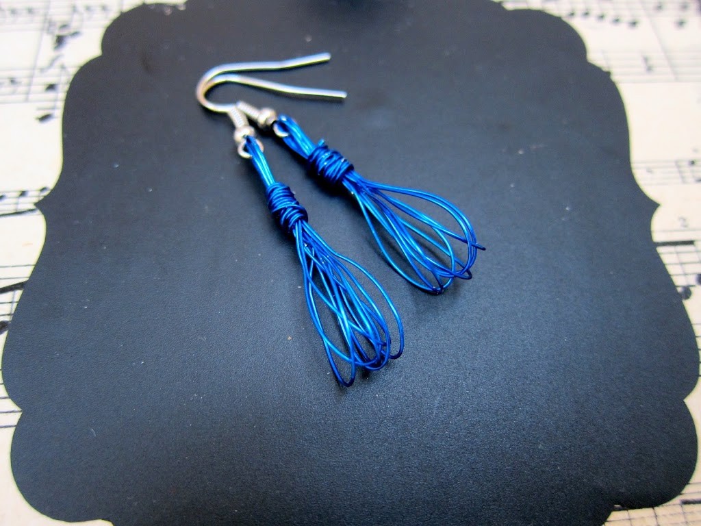 Learn how to make your own whisk earrings and pendant with jewelry wire.