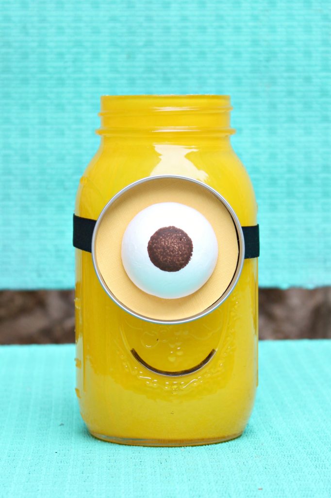Learn how to make a Minion Mason Jar for gift giving. The full tutorial includes a round up to over 25 mason jar gift ideas!