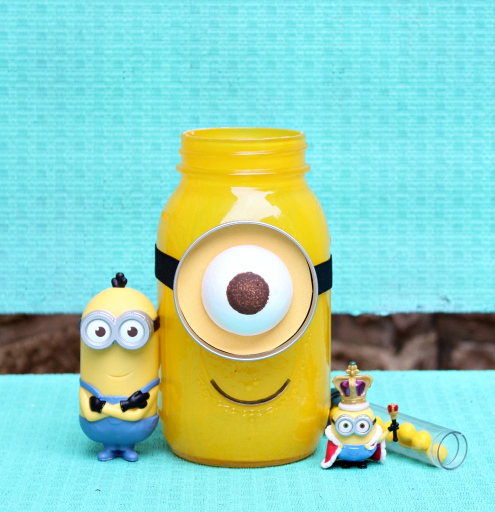 Learn how to make a Minion Mason Jar for gift giving. The full tutorial includes a round up to over 25 mason jar gift ideas!