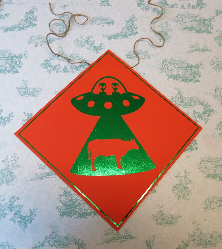 To "celebrate" March 20, Alien Abduction Day, make this fun sign to warn folks of impending alien danger! Free printables with tutorial.