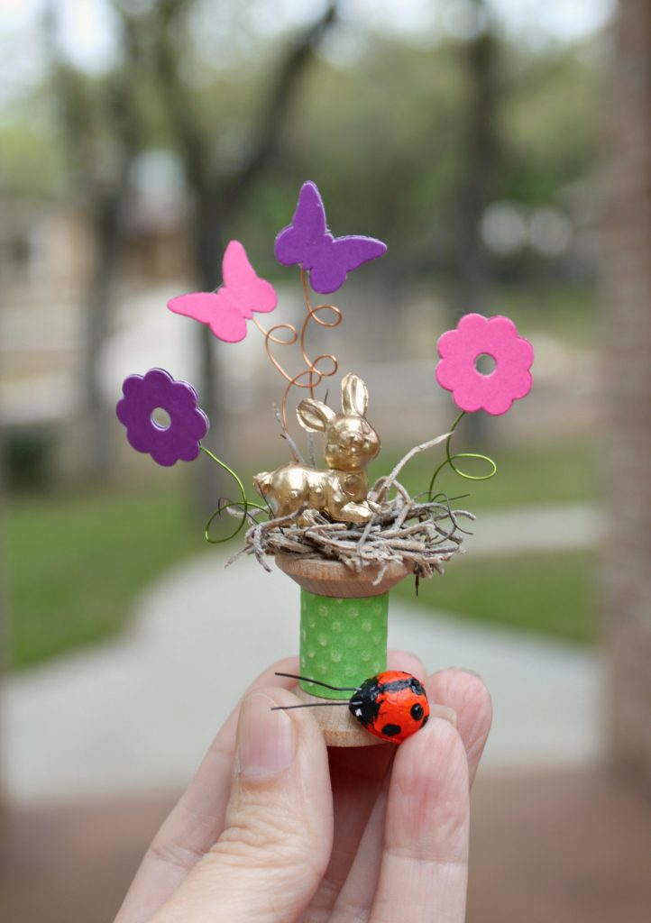 Make miniature spool vignettes to decorate with! A fun, easy project to make. Tutorial comes with supply list and detailed instructions.
