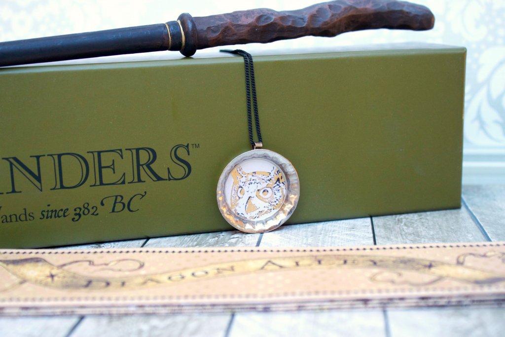 Use a free printable to make your own Harry Potter bottle cap pendants. Learn how you can foil and seal the images.
