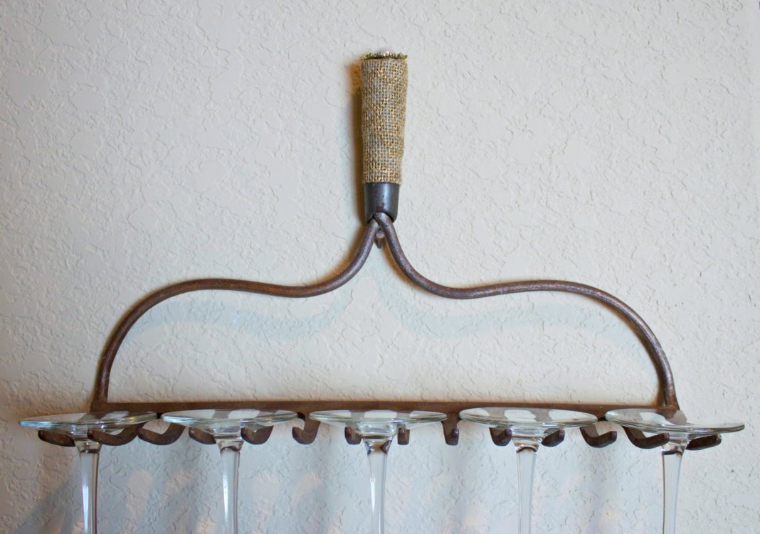 Create rustic decor with this rake wine glass holder tutorial.