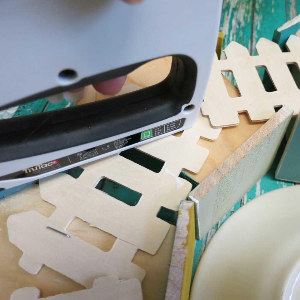 assemble birdhouse wreath