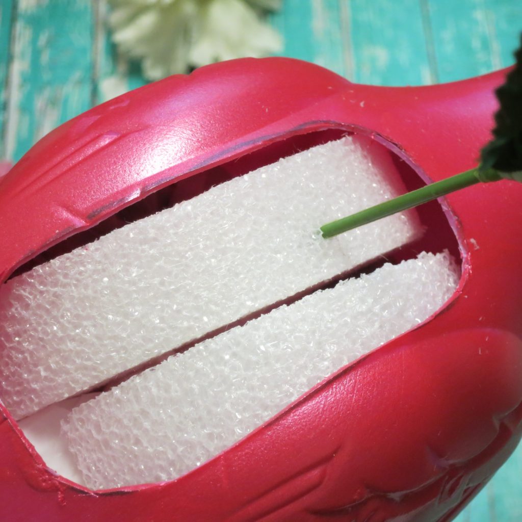 Let me show you how simple it is to turn plastic pink flamingoes into faux metallic flamingo planters for your home.