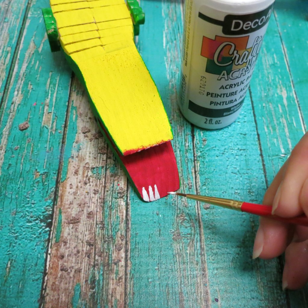 paint alligator teeth