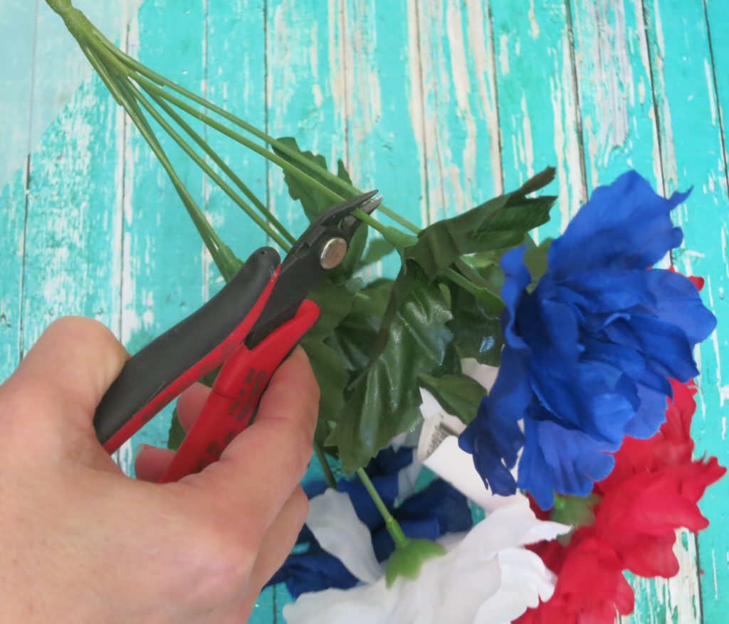 The flowers remind me of bursting fireworks! It's pretty & patriotic at the same time. Have fun crafting this floral Fourth of July table decor!