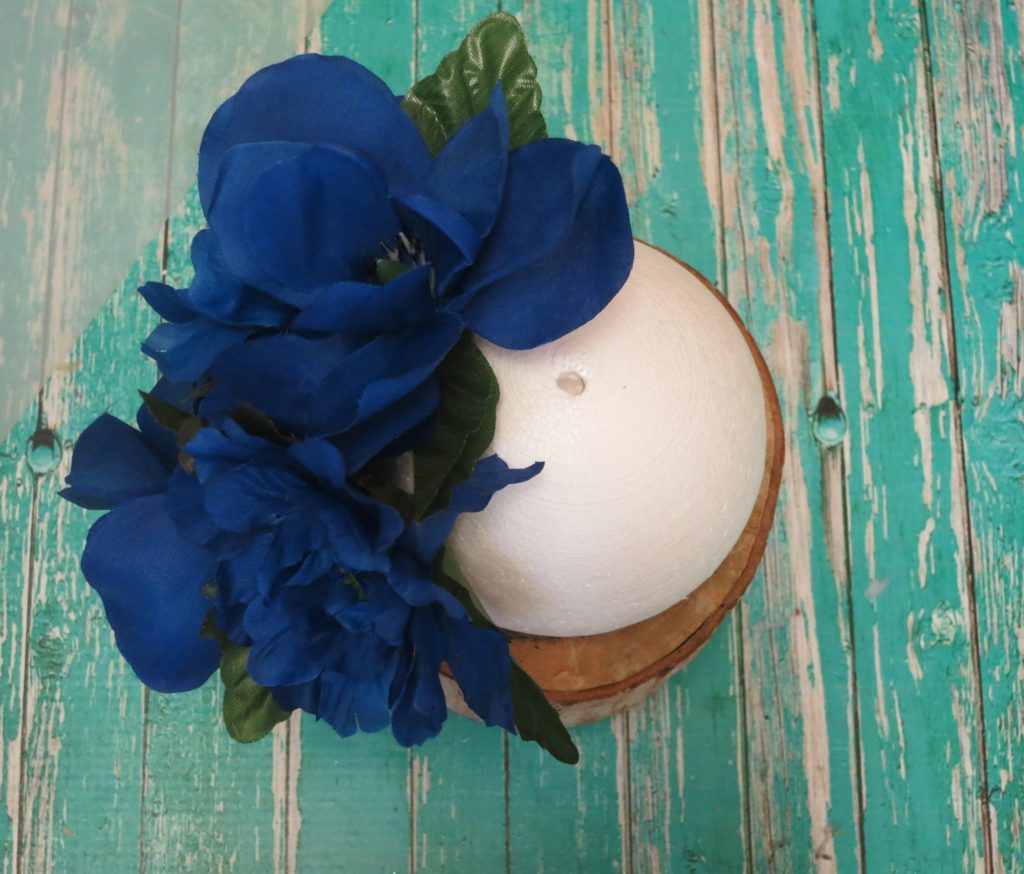 The flowers remind me of bursting fireworks! It's pretty & patriotic at the same time. Have fun crafting this floral Fourth of July table decor!