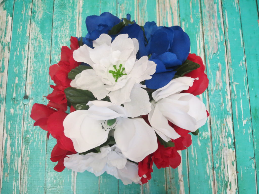 The flowers remind me of bursting fireworks! It's pretty & patriotic at the same time. Have fun crafting this floral Fourth of July table decor!