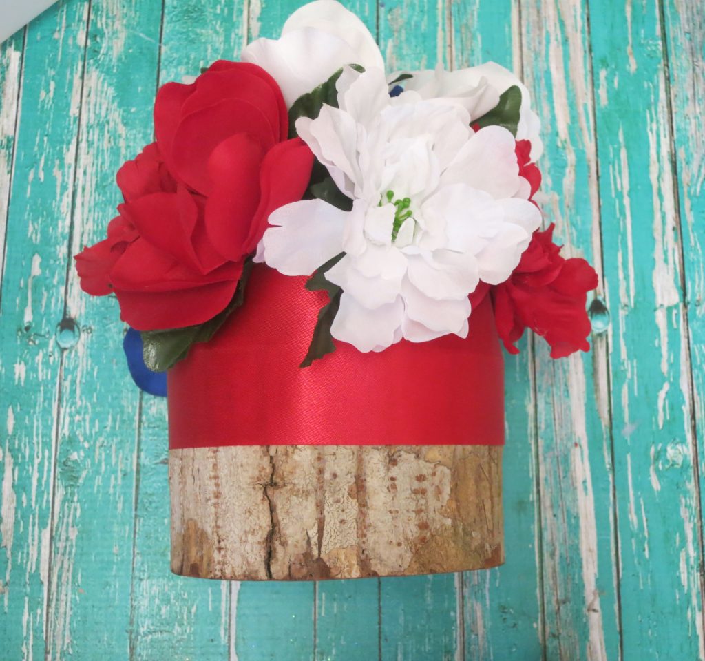 The flowers remind me of bursting fireworks! It's pretty & patriotic at the same time. Have fun crafting this floral Fourth of July table decor!