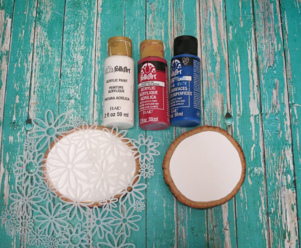 The flowers remind me of bursting fireworks! It's pretty & patriotic at the same time. Have fun crafting this floral Fourth of July table decor!