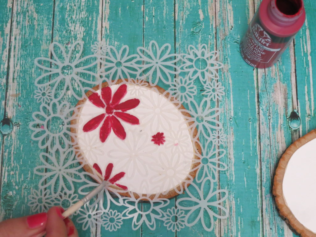 The flowers remind me of bursting fireworks! It's pretty & patriotic at the same time. Have fun crafting this floral Fourth of July table decor!