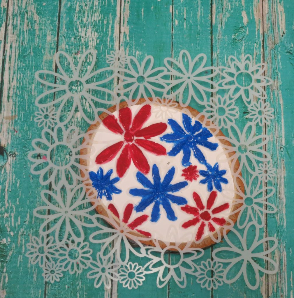 The flowers remind me of bursting fireworks! It's pretty & patriotic at the same time. Have fun crafting this floral Fourth of July table decor!