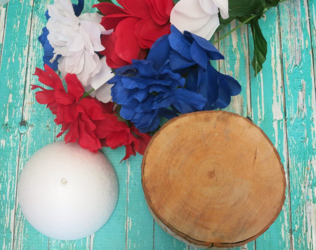 The flowers remind me of bursting fireworks! It's pretty & patriotic at the same time. Have fun crafting this floral Fourth of July table decor!