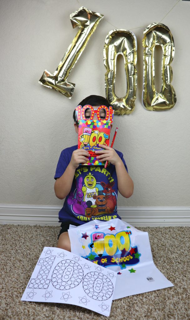 Celebrate 100 days of school with these DIY balloons and fun goodie bags. Preschool and early elementary school classroom activity and decor ideas.