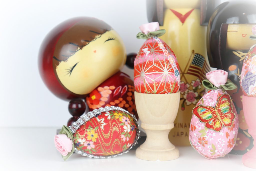 Make washi paper eggs to create decor for your home this spring. I show you a no mess way to adapt this beautiful Japanese craft.