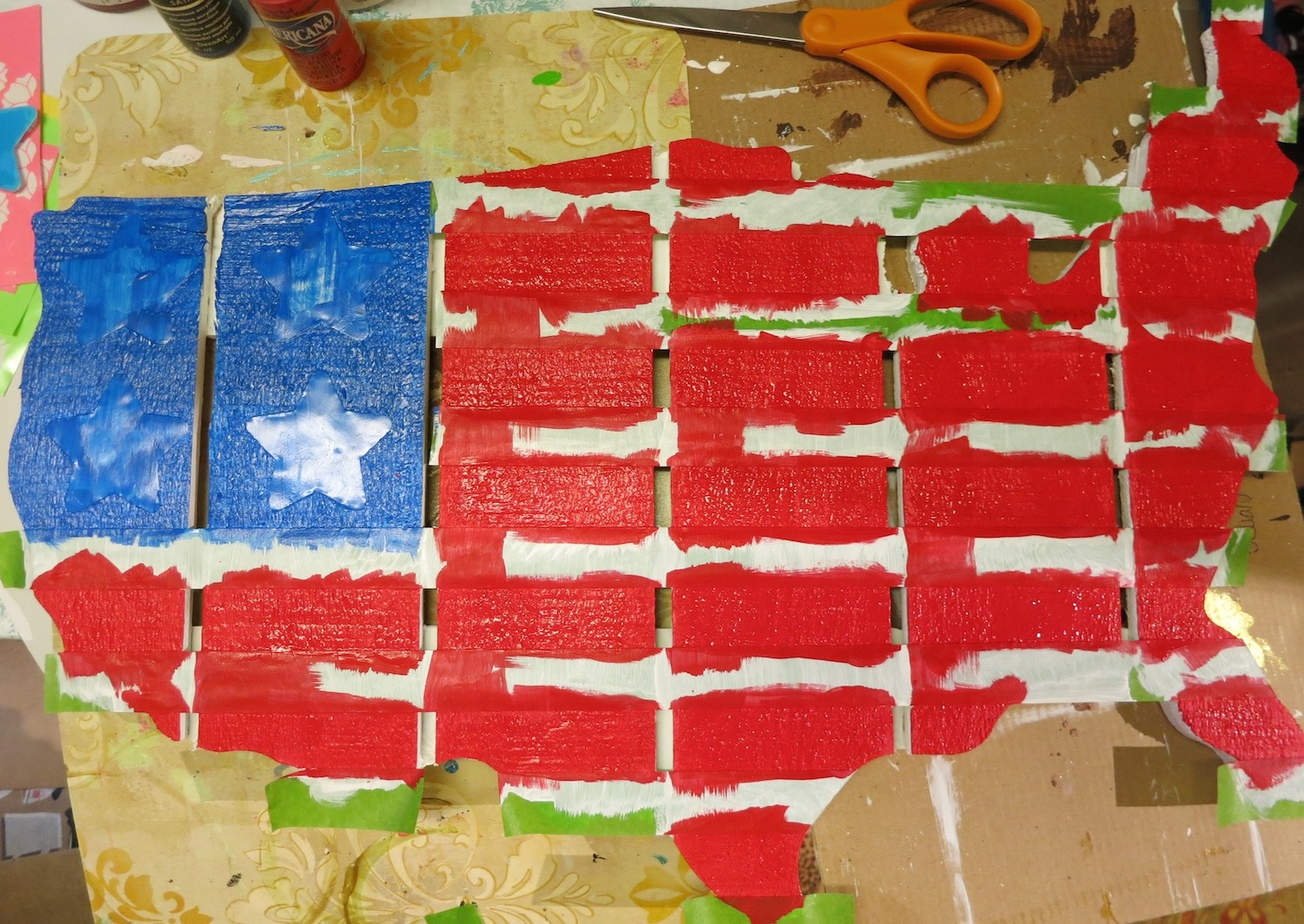 Make patriotic door decor using a cut pallet shaped like the United States. This painted piece is great for Fourth of July and other US holidays.