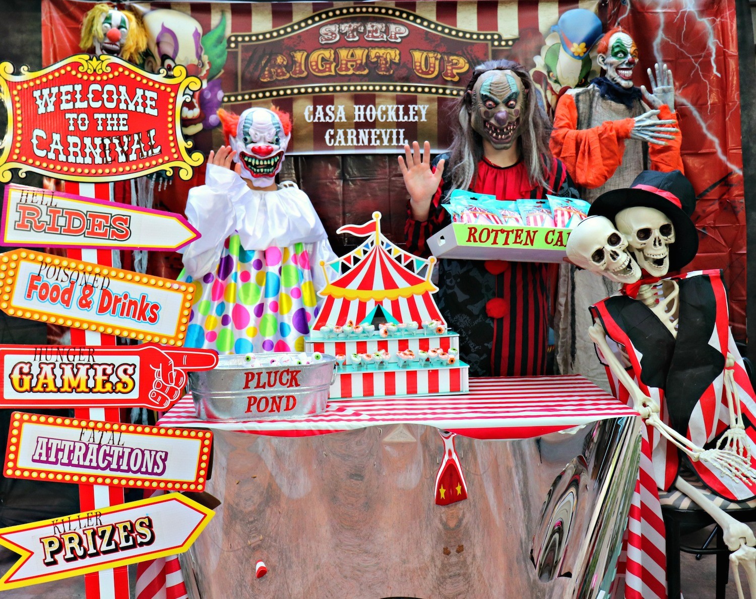 CarnEvil Vinyl Signs: Creepy Clown Halloween Decor