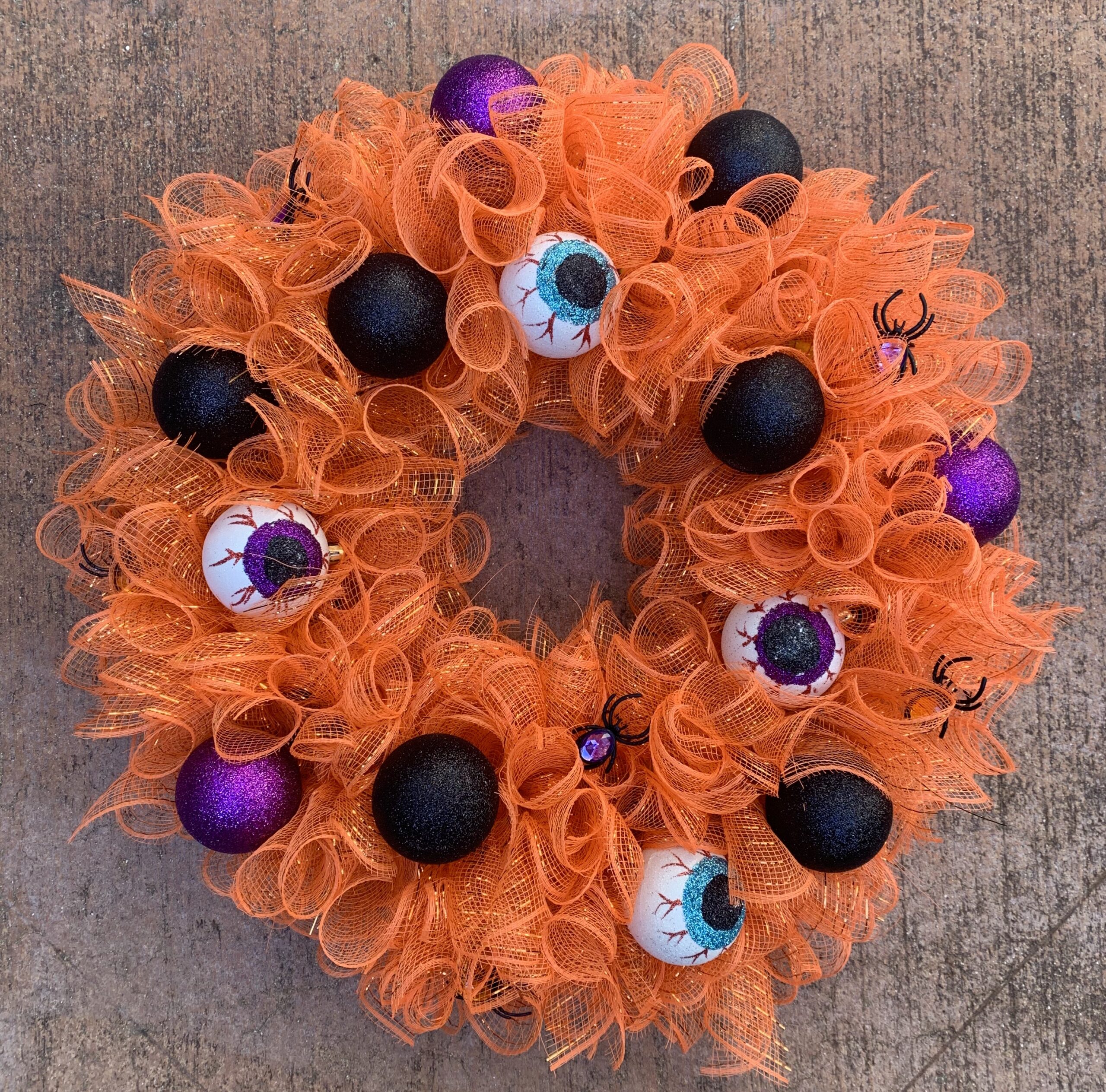 halloween wreath made with mesh and eyeballs