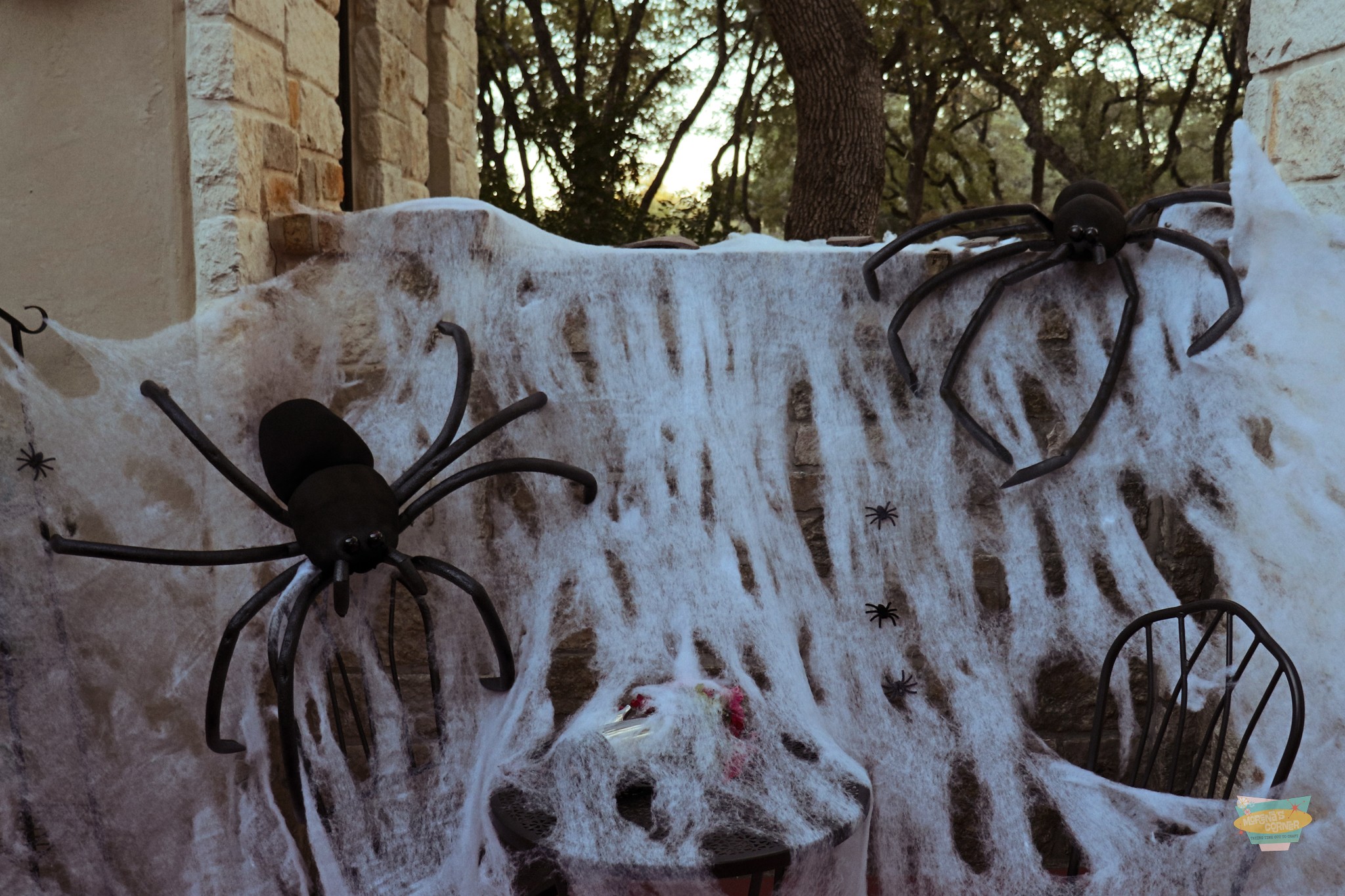 Make Giant Spiders: DIY Halloween Decor