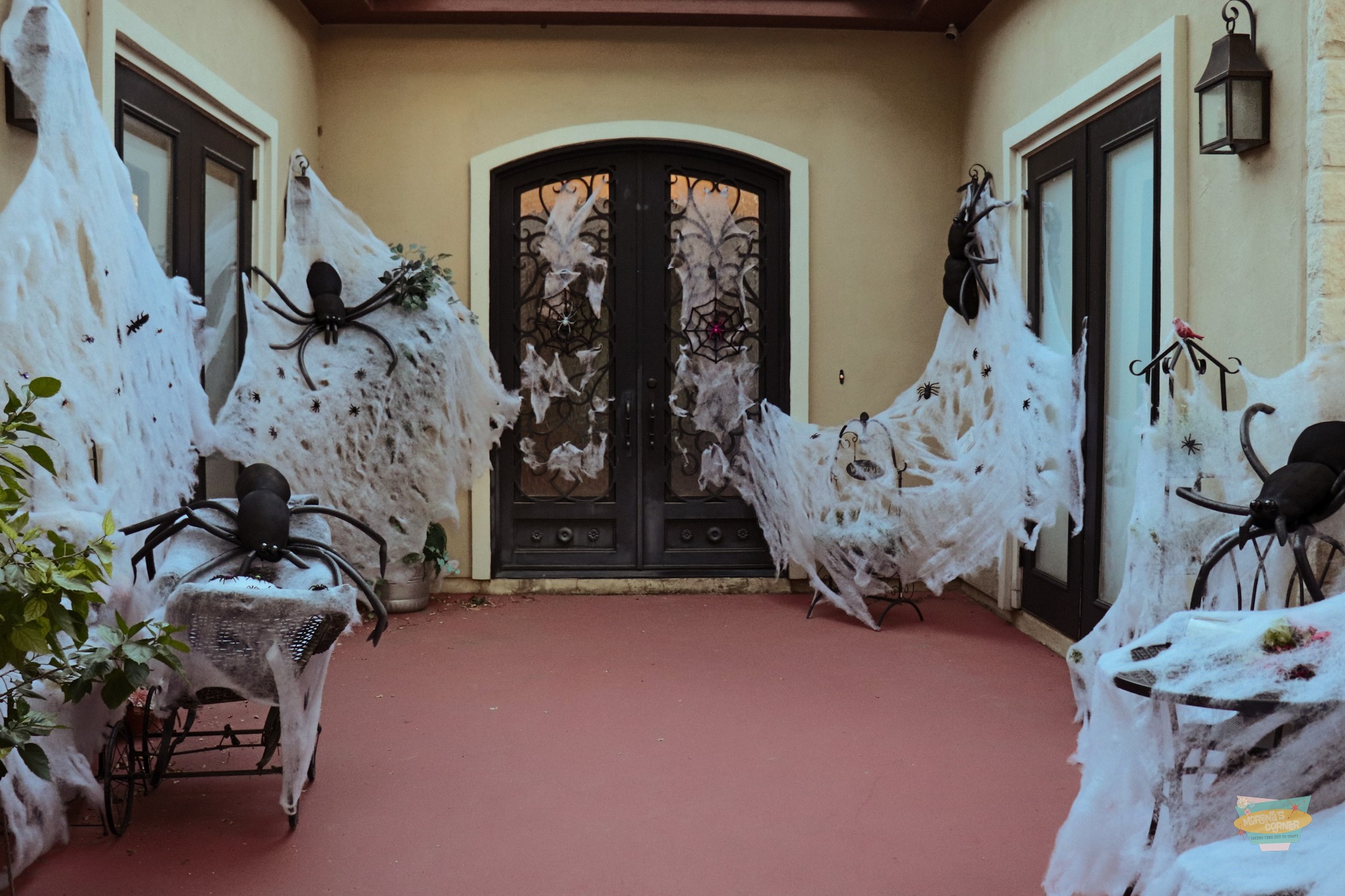 Make Giant Spiders: DIY Halloween Decor
