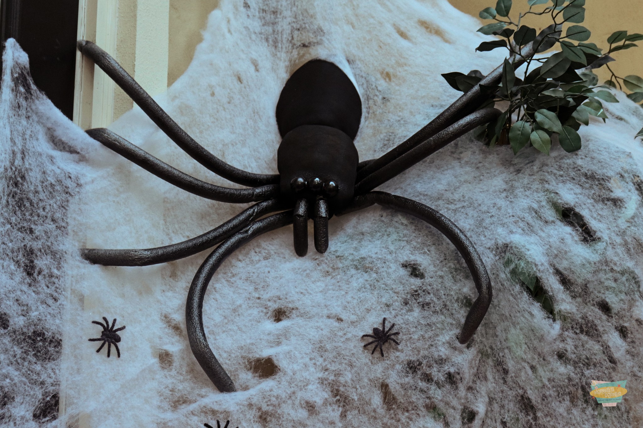 Make Giant Spiders: DIY Halloween Decor