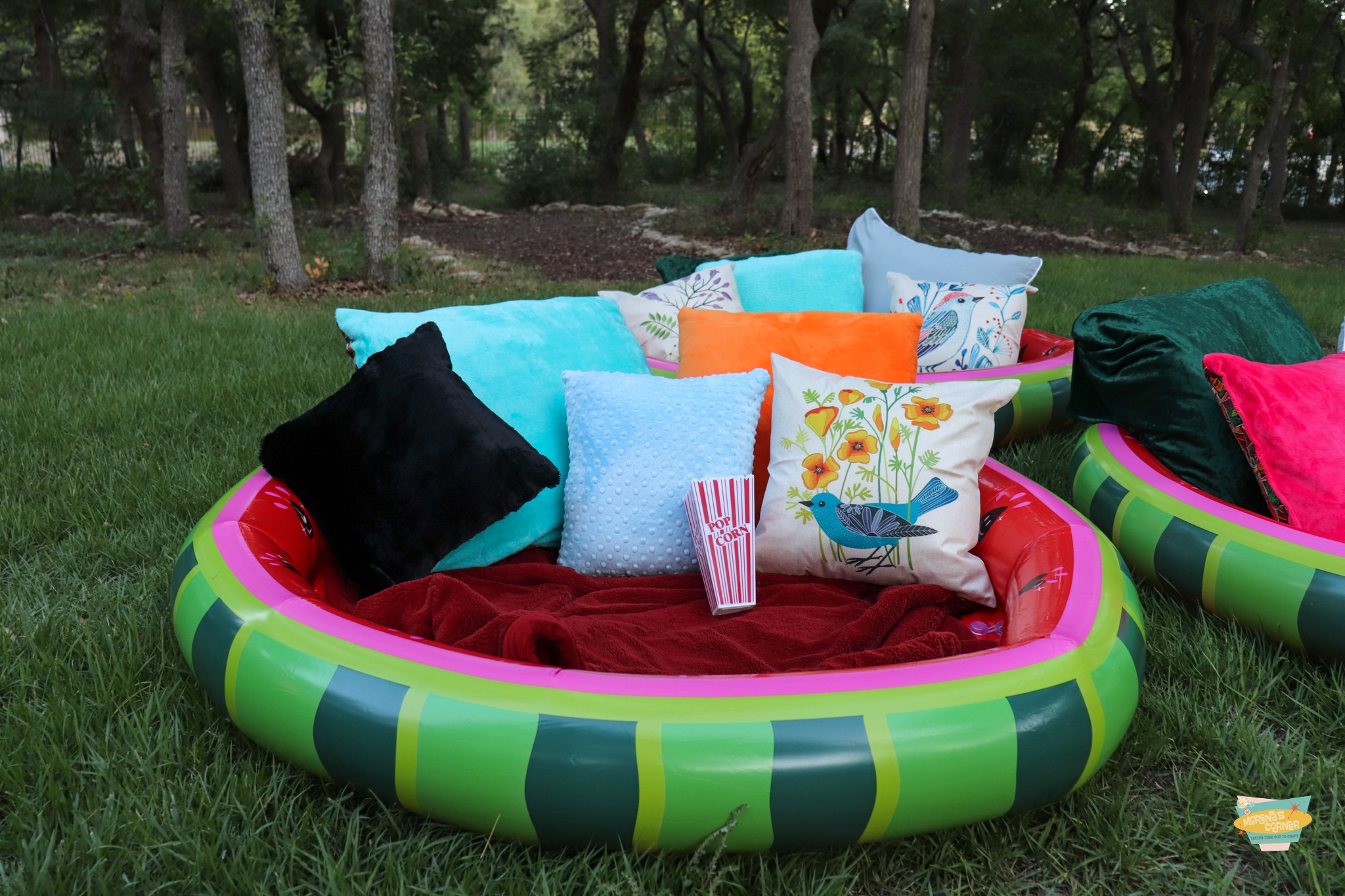 outdoor movie night DIY