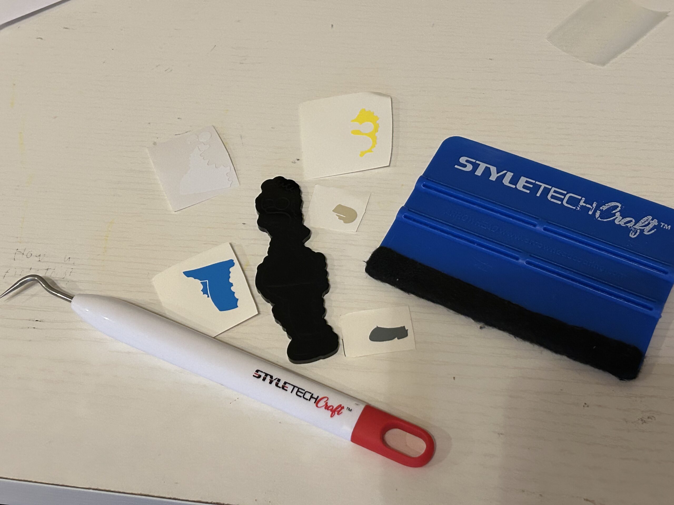 cut vinyl to put on acrylic