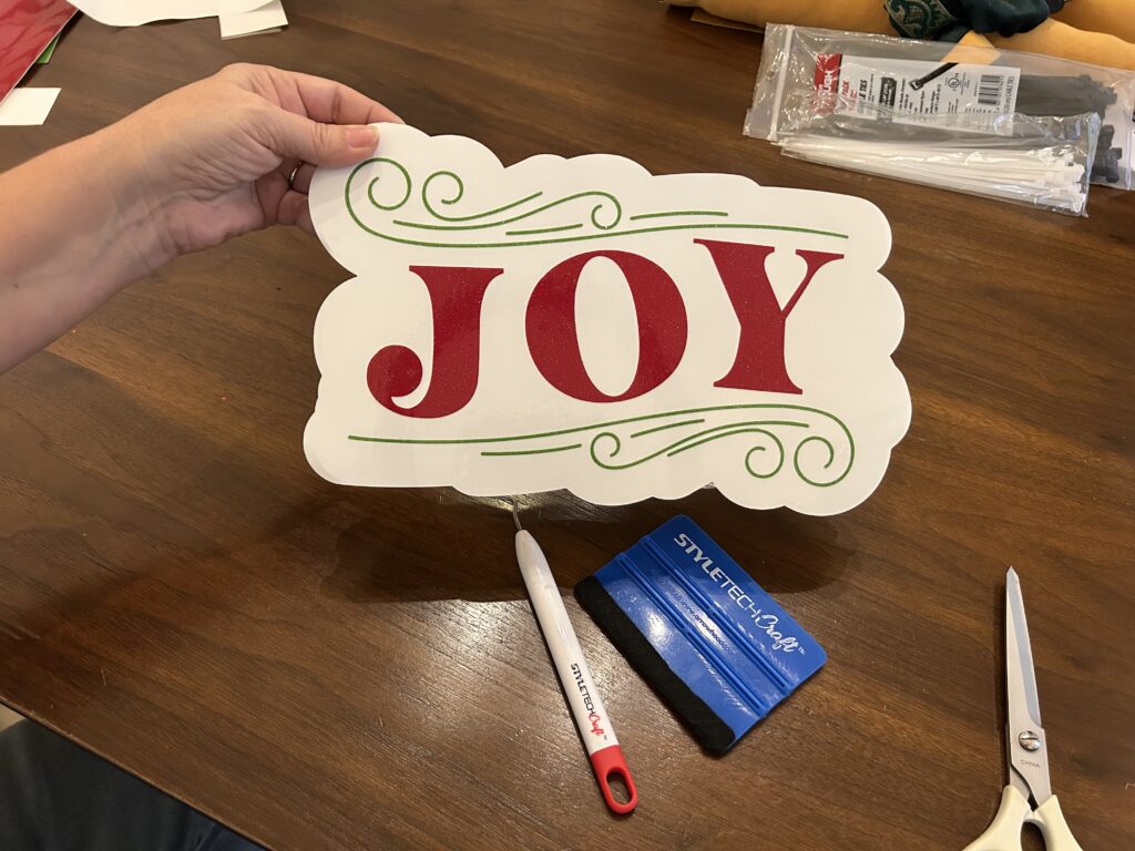use vinyl to make custom sign for wreath